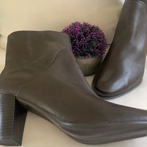 Dark brown leather Bloomingdales Kristiana boots w 3” heel